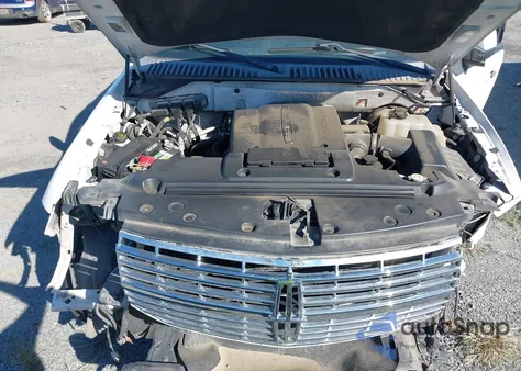 2011 Lincoln Navigator z USA, uszkodzony, nr VIN 5LMJJ2H54BEJ02557